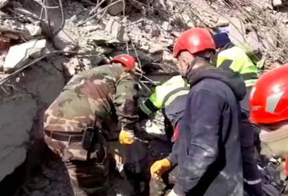 Азербайджанские спасатели вызволили 45 человек из-под завалов в Турции
