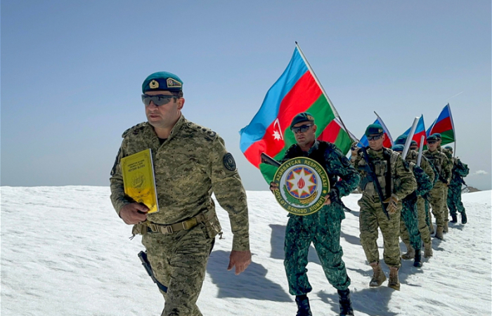 <a href='/news.php?id=245123'>Азербайджанские пограничники совершили восхождение на пик <span style='color: #dd0404;'>Гейдара</span></a>