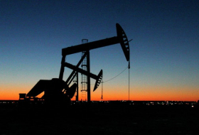 Азербайджан добыл первую нефть с месторождения на суше