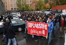 В Ереване начались стычки между студентами и полицией - ФОТО