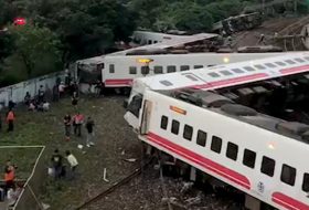 На Тайване при сходе поезда с рельсов пострадали более ста человек
