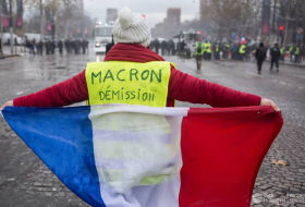Во Франции троих человек арестовали за имитацию казни Макрона

