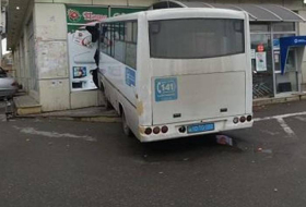 В Баку автобус въехал в магазин
