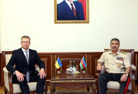 Министр обороны Азербайджана встретился с новым послом Украины