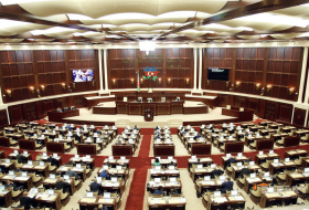 В парламенте Азербайджана начались обсуждения о самороспуске
