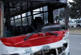 В Баку пассажирский автобус столкнулся с легковым автомобилем