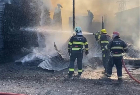 В Баку горит рынок пиломатериалов, к месту происшествия привлечена полиция