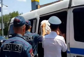 У протестующих в Эчмиадзине армянская полиция изъяла оружие и боеприпасы