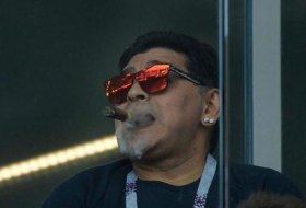 Марадона закурил на стадионе и раскаялся
