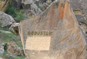 Российская туристка пострадала, упав в Гобустанском заповеднике