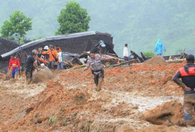 Число жертв наводнения в Индонезии растет
