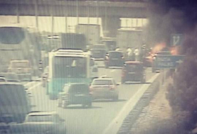 В Баку из-за возгорания в автомобиле образовалась пробка 