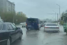 На Алматы обрушился сильный ливень -ВИДЕО
