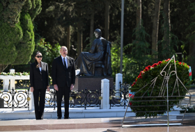 Ильхам Алиев и Мехрибан Алиева посетили могилу Гейдара Алиева в Аллее почетного захоронения