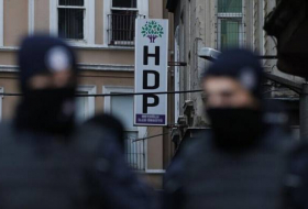 Полиция Стамбула задержала десятки человек при попытке пройти на закрытую площадь
