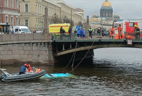 В центре Петербурге автобус с 20 пассажирами упал в реку -ВИДЕО
