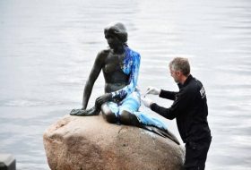 В Копенгагене снова облили краской статую русалочки - ФОТО