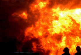 В Астрахани горит торговый центр