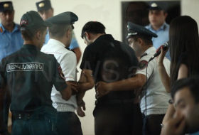 Скандал в Армении: Участника «Сасна црер» вытолкали из зала- ФОТО